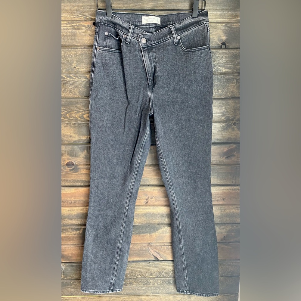 Abercrombie & Fitch Ultra High Rise 90s Slim Straight Jean